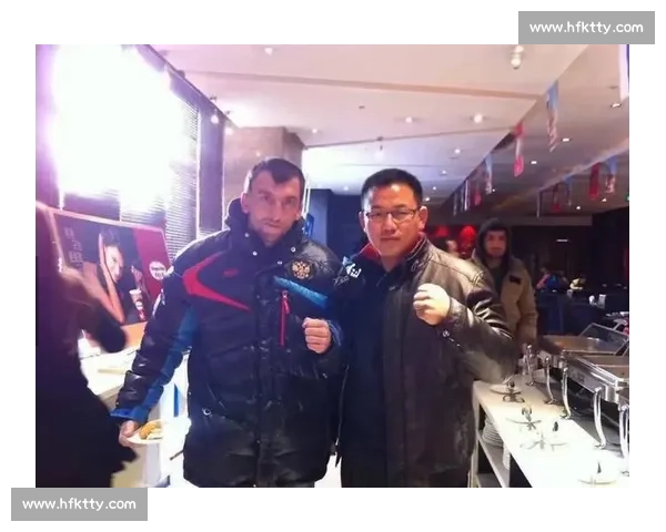 穆斯里穆对决柳海龙巅峰力量与技术碰撞的热血擂台传奇之夜全景